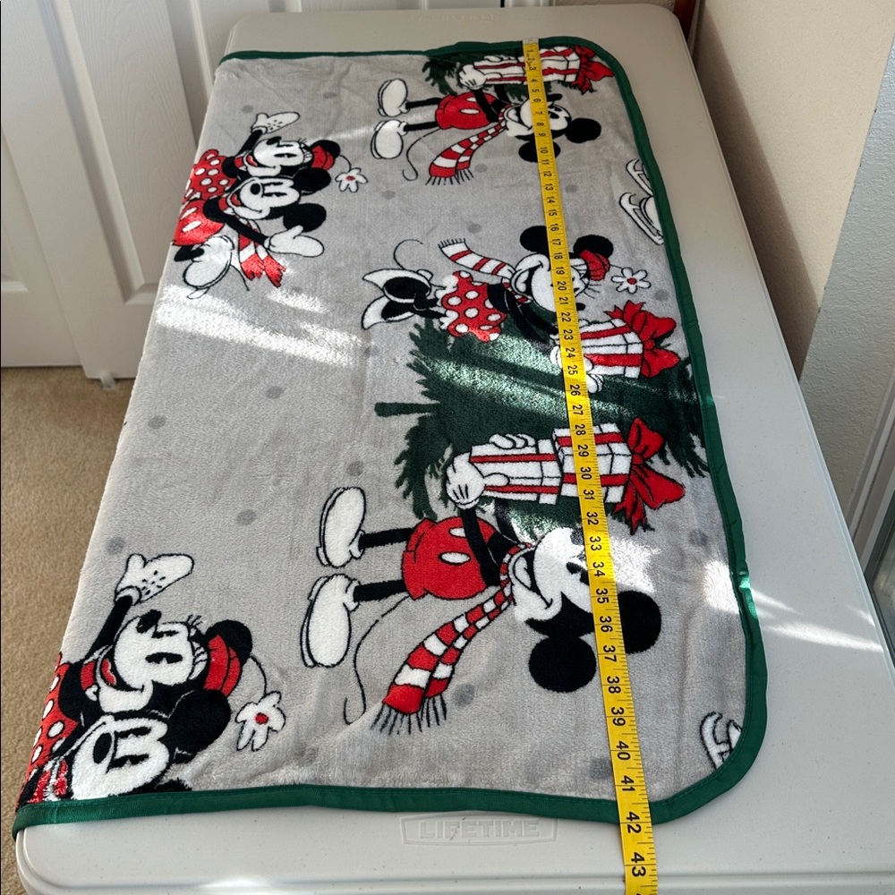 Disney Festive Children’s Mickey and Minnie Gray Blanket Set. - Picture 5 of 11